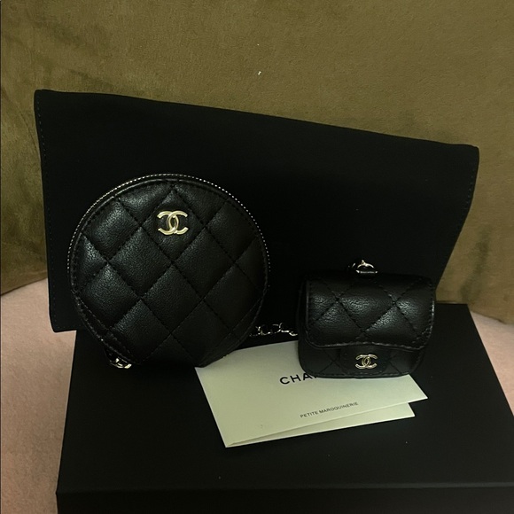 CHANEL Beaute VIP Black Quilted AirPod/wallet set - Picture 15 of 17